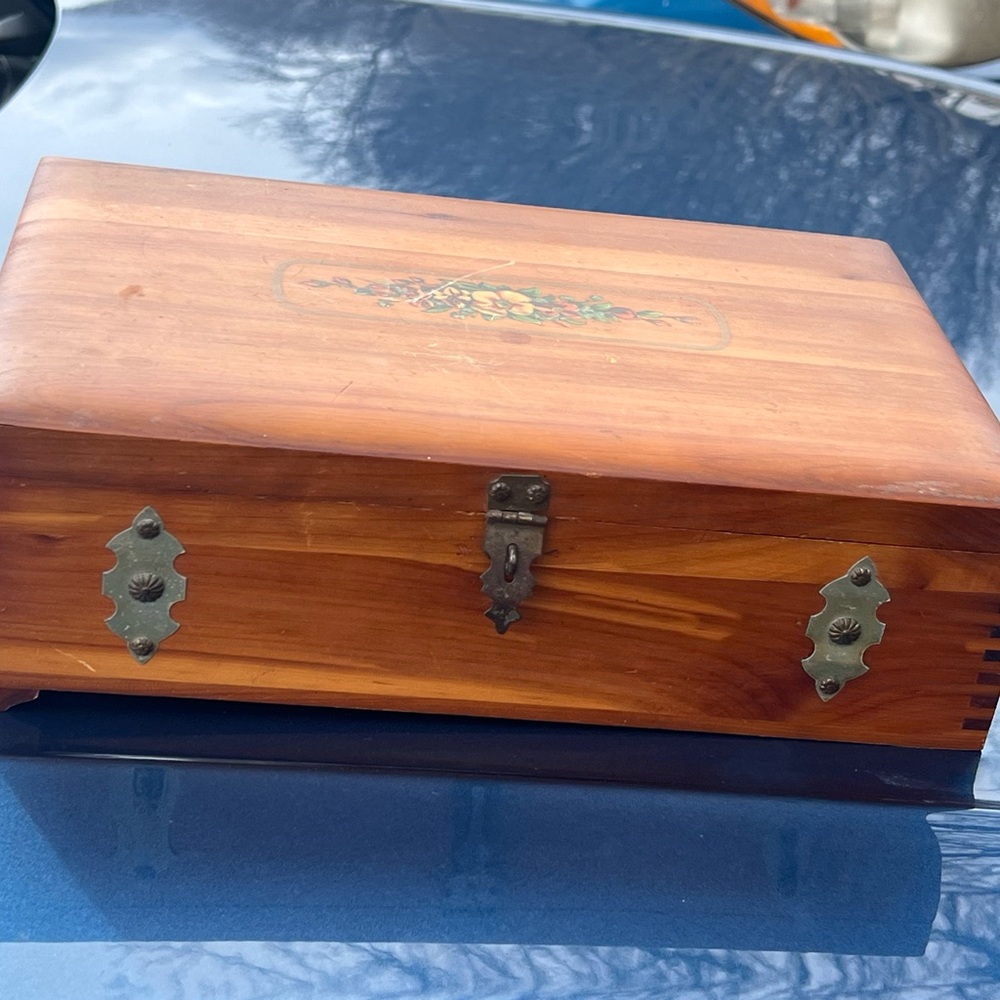 Vintage Cedar Chest Jewelry Trinket Box With Decoration Floral Inlay 12”x8”x4”